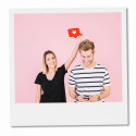 Foto estilo retro instantánea con borde blanco de pareja sobre fondo rosa