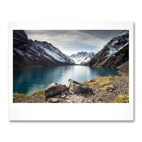 Foto estilo Instax Wide panorámica de paisaje de montaña con lago y borde blanco clásico